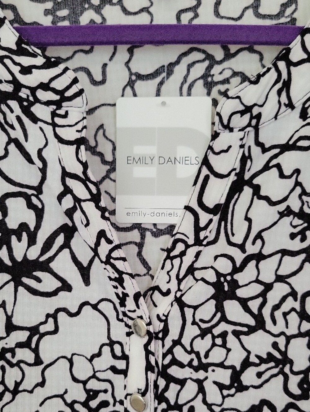 Black & White Floral V-Neck Women's Top - Picture 6 of 6